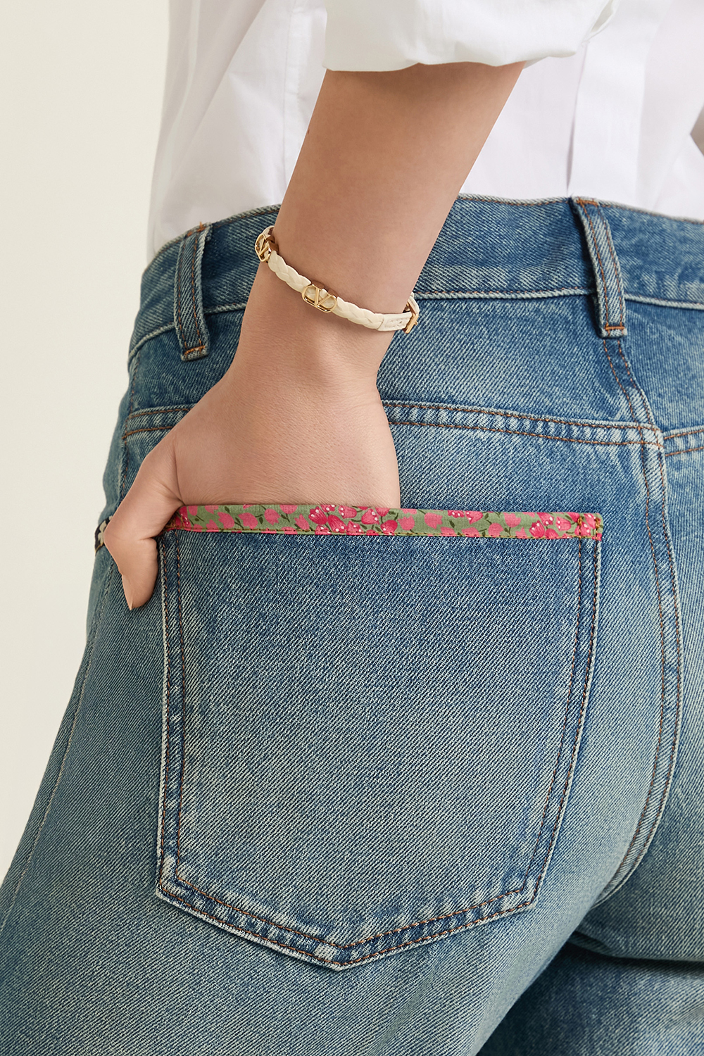 תמונת כל הלוק של צמיד עור